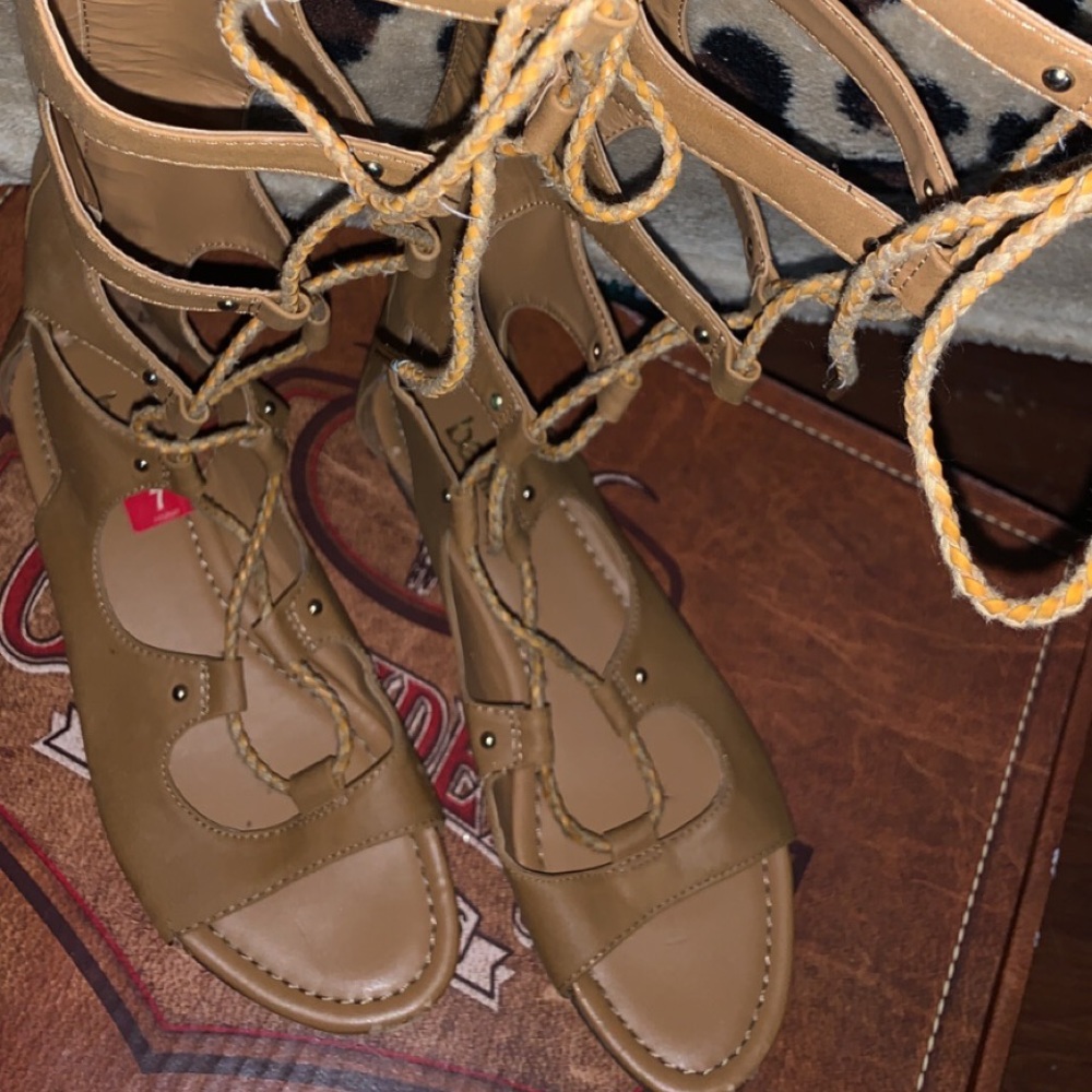 Laced up sandals 👀